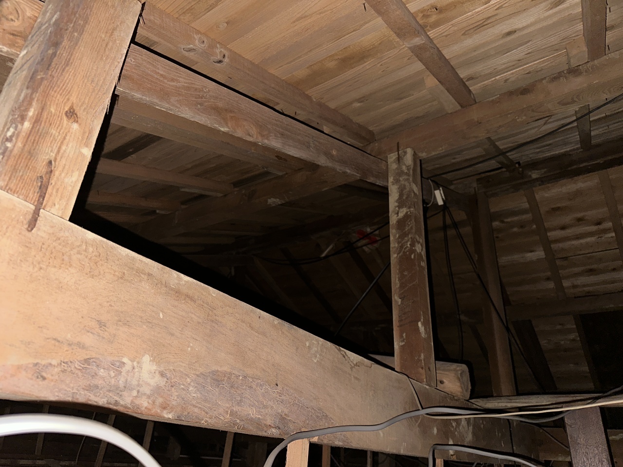 北九州での雨漏り原因調査。屋根裏の浸水箇所チェック。