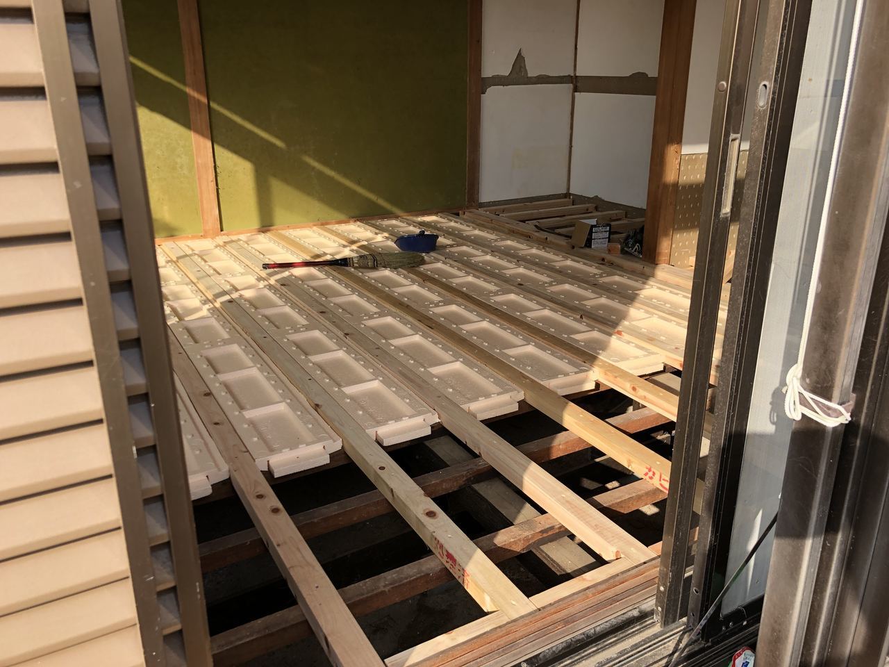 北九州市の住宅和室リフォーム前。長年親しまれた畳と欄間（らんま）のある伝統的な和室。