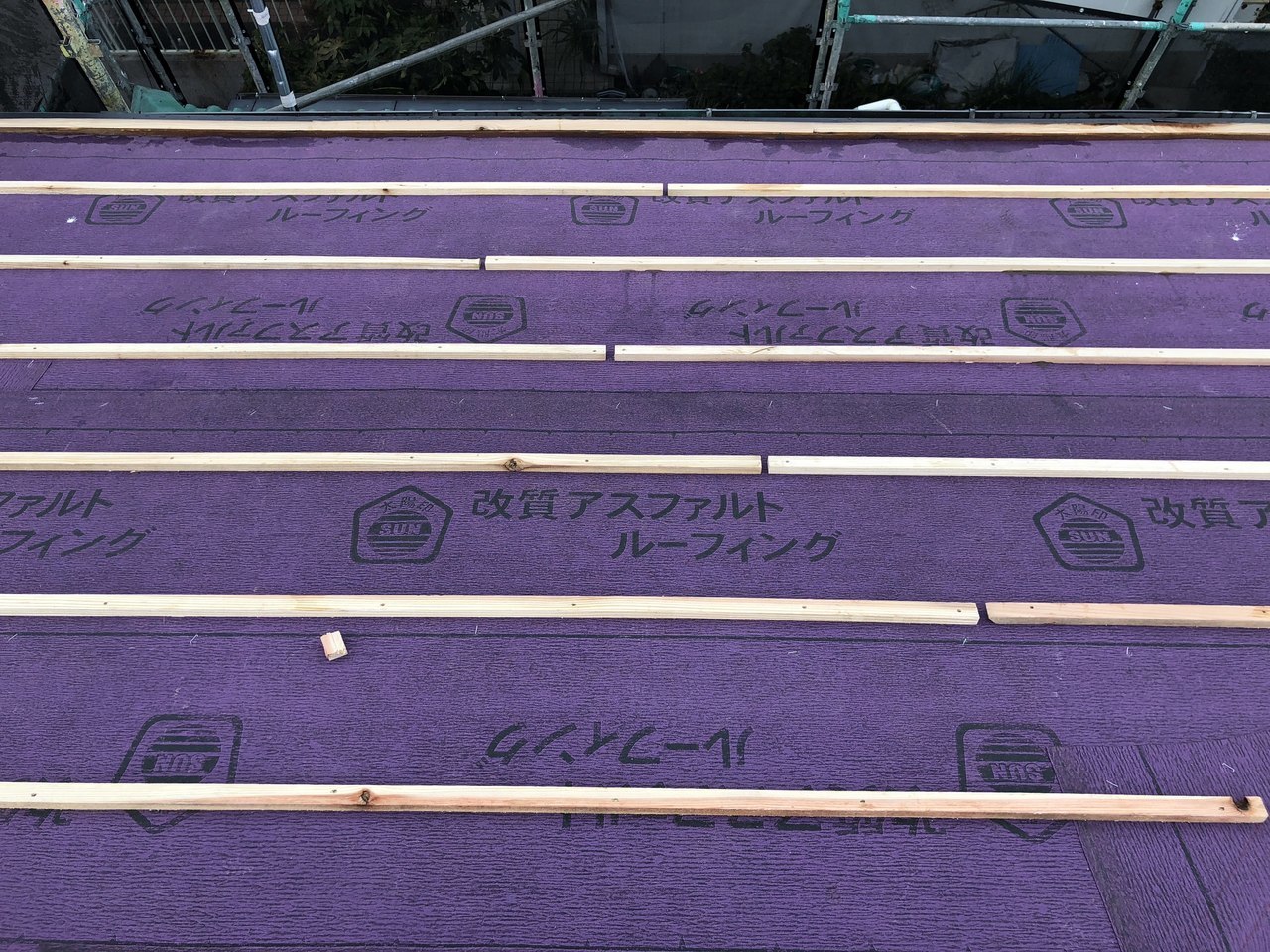 屋根葺き替えの肝となる下地補修。最新の防水シート（アスファルトルーフィング）を全面刷新し30年の安心を構築。