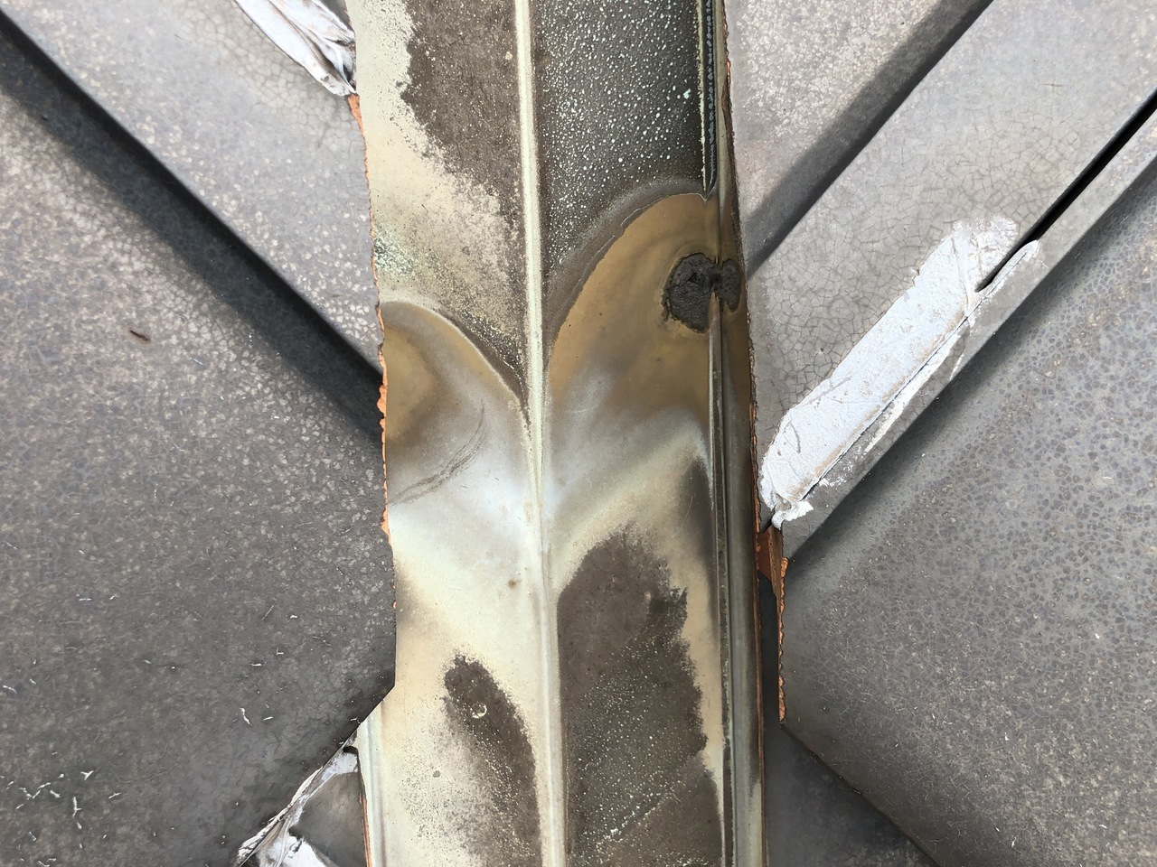 北九州市の住宅で確認された谷板金の穴あきと劣化状態