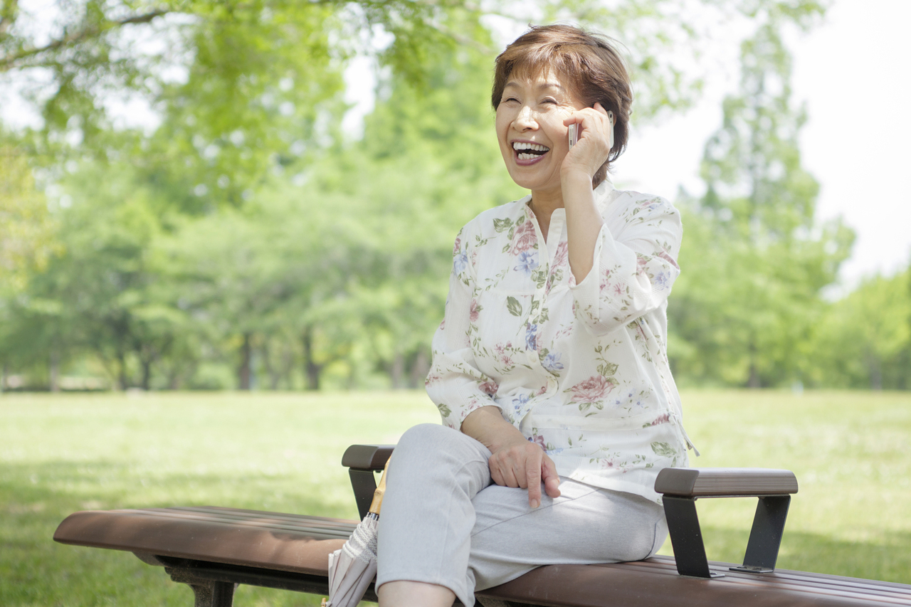 屋根塗装の相談をスマートフォンで行う北九州のお客様。LINEやメールでの気軽なお問い合わせも受付。