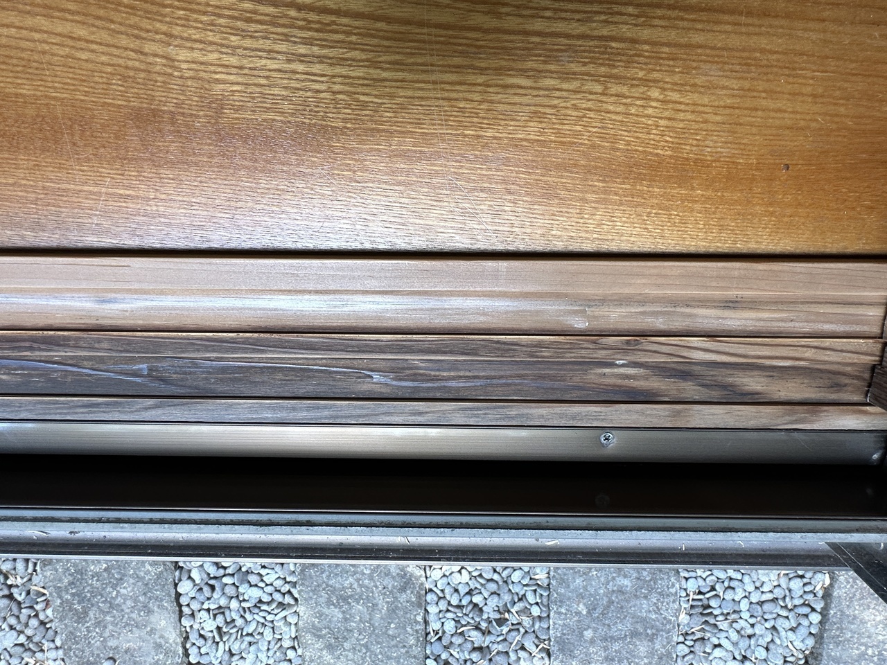 雨漏り放置による住宅木部の腐食。北九州の屋根点検の重要性。