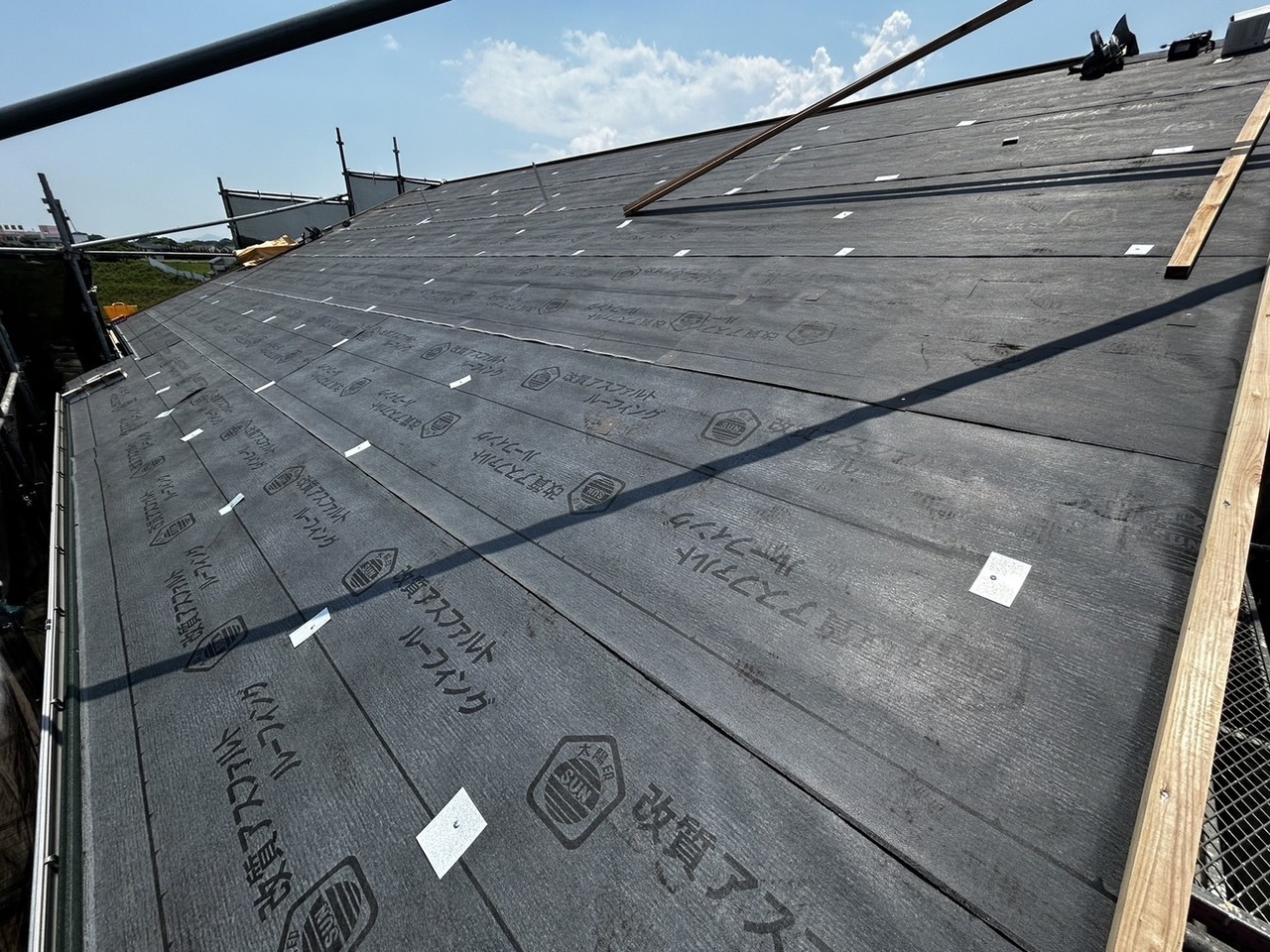 屋根カバー工法の施工途中 防水シート施工状況