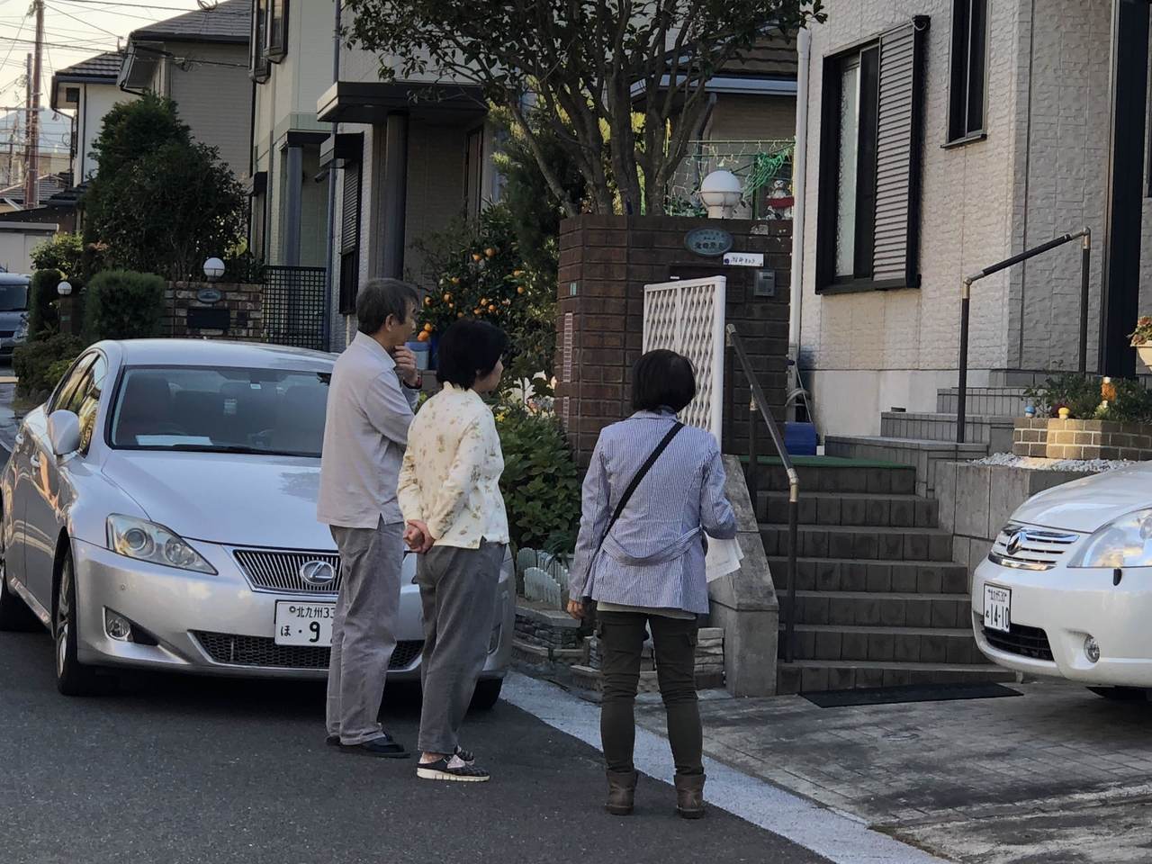 屋根塗装の契約後、施工内容や保証について丁寧にお客様へ説明する様子。一級建築塗装技能士による高品質な施工管理。