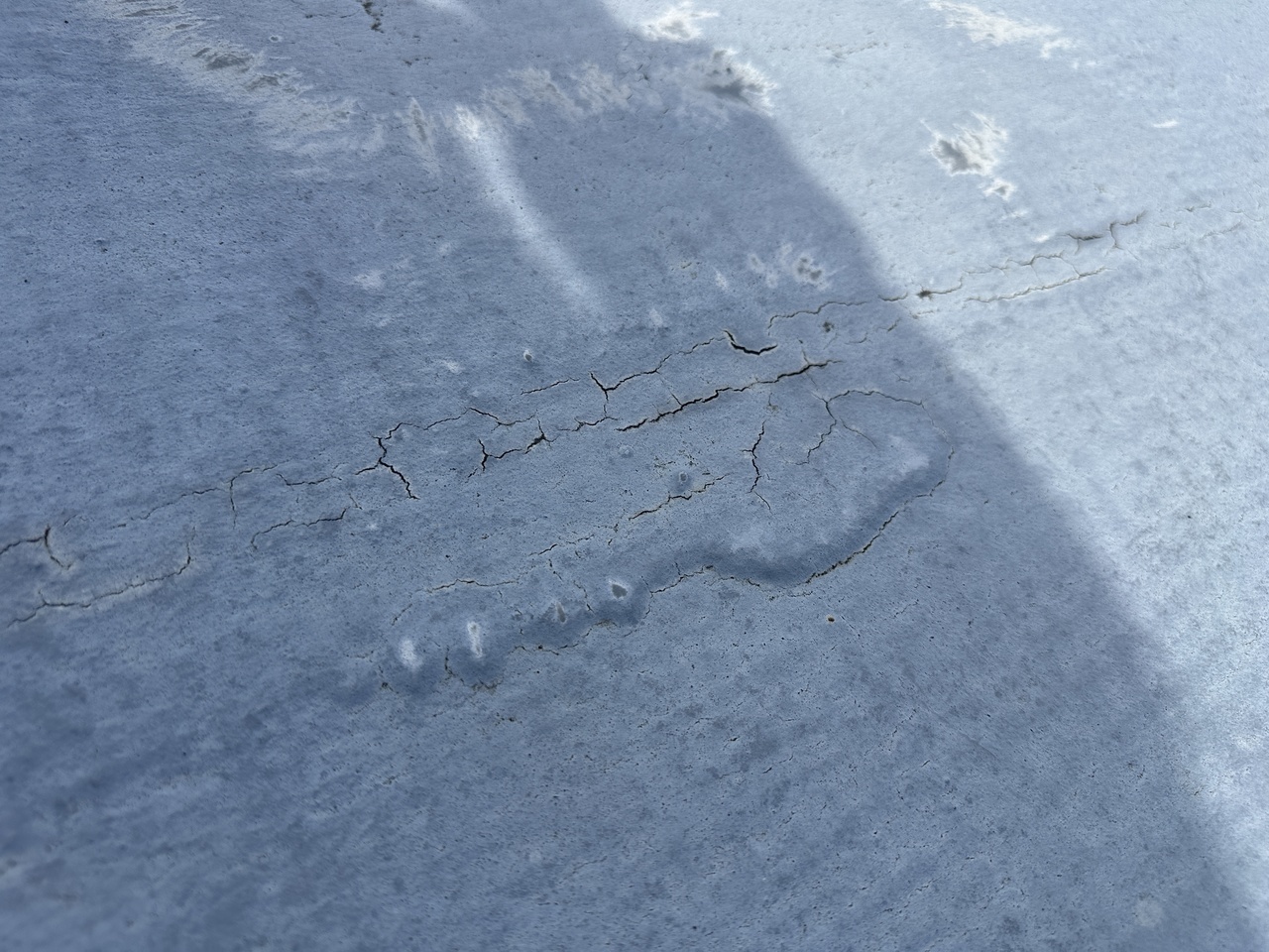 ベランダの防水層の劣化による雨漏りの例