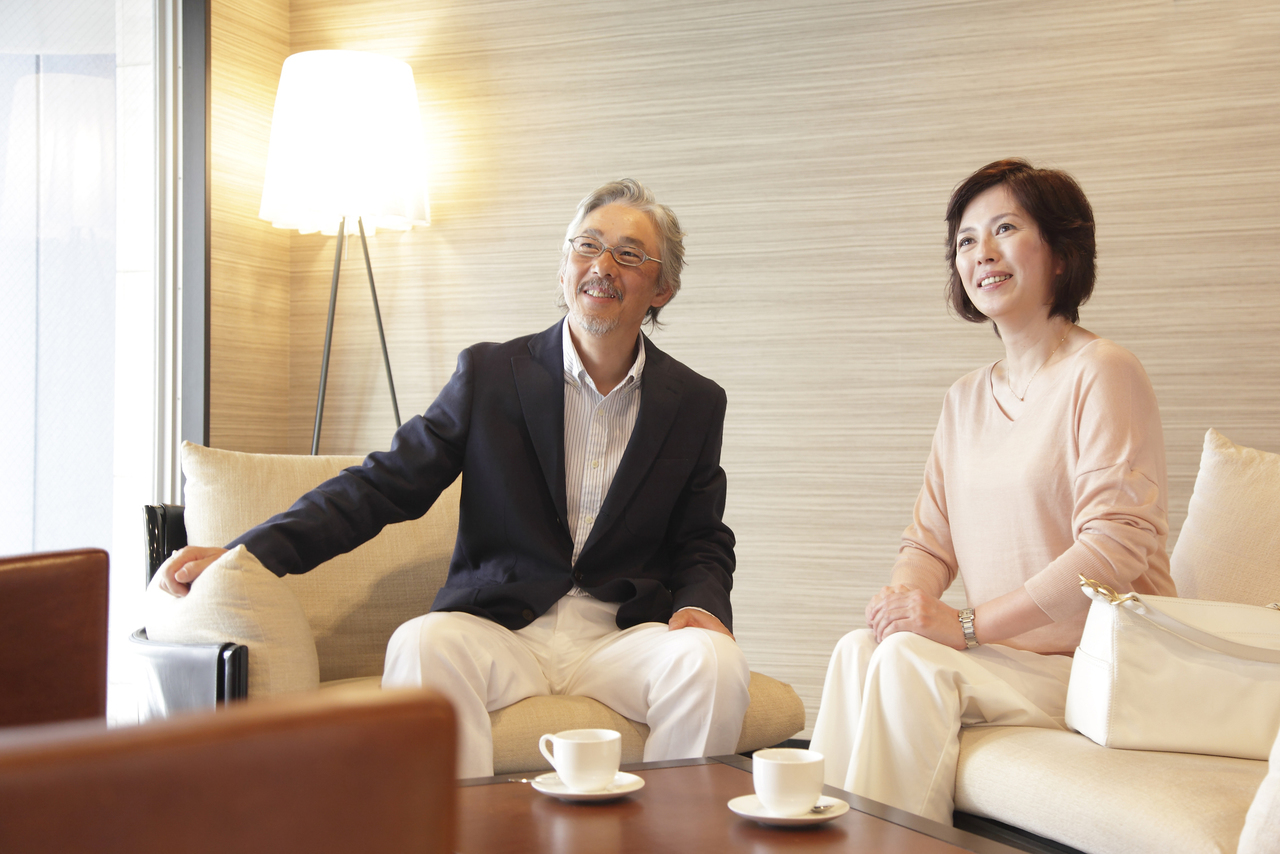 匠エージェントの店舗で、屋根塗装の診断結果に基づいた見積りプランを説明する様子。北九州の住宅に合わせた塗料選び。