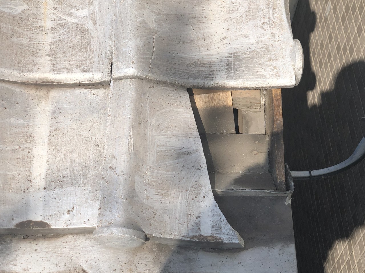 台風や経年劣化で割れた瓦の放置写真｜下地（ルーフィング）の腐食を防ぐ補修