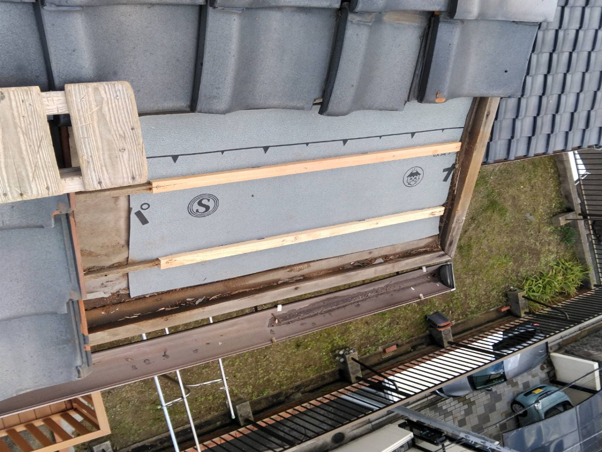 北九州の屋根修理：雨漏りを防ぐ高品質な改質アスファルトルーフィングへの貼り替え作業