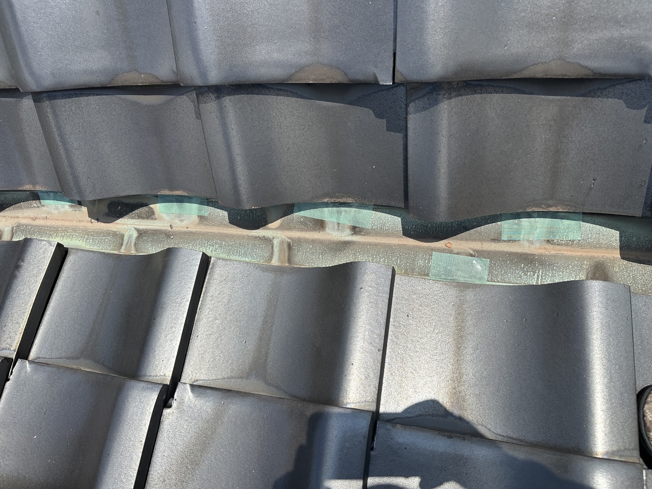 屋根の谷樋（たにどい）のサビと穴あき劣化｜北九州の雨漏り調査事例