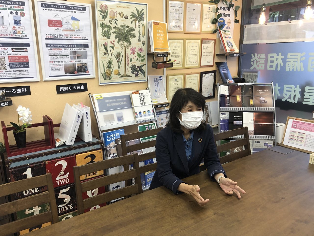 北九州市の匠エージェントにて、女性リフォーム提案士がお客様とリフォームの打ち合わせを行っている様子