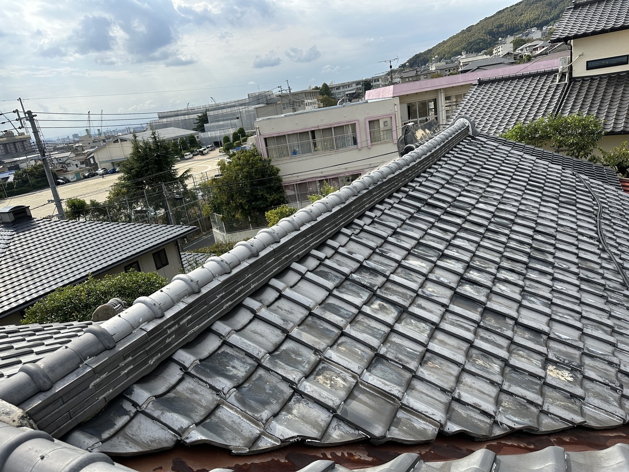 北九州市の瓦屋根修理｜歪んで蛇行した棟瓦の劣化症状と一級かわらぶき技能士による積み直し診断