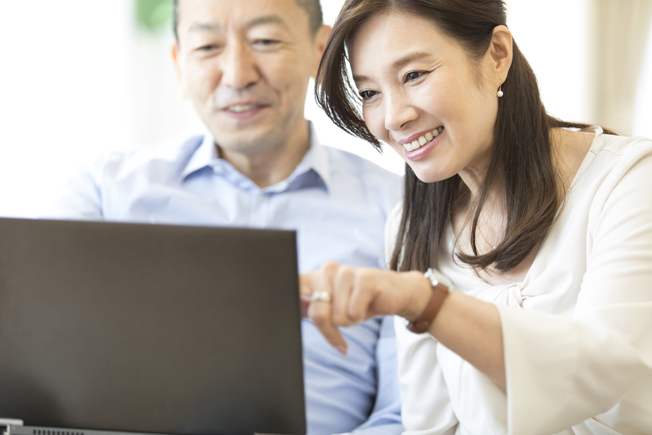 屋根塗装の契約後、施工内容や保証について丁寧にお客様へ説明する様子。一級建築塗装技能士による高品質な施工管理。