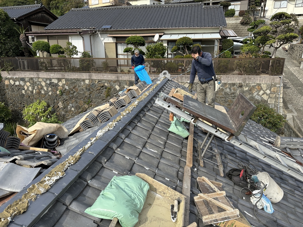 北九州の瓦修理：棟の強度を決める「のし瓦」を丁寧に積み上げる一級かわらぶき技能士の作業風景