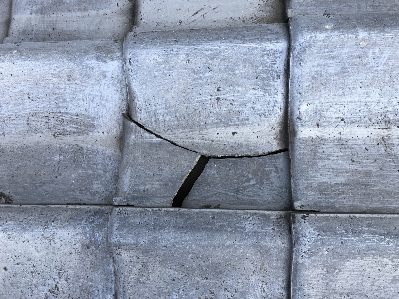 alt="北九州市で多い屋根瓦の割れによる劣化事例"