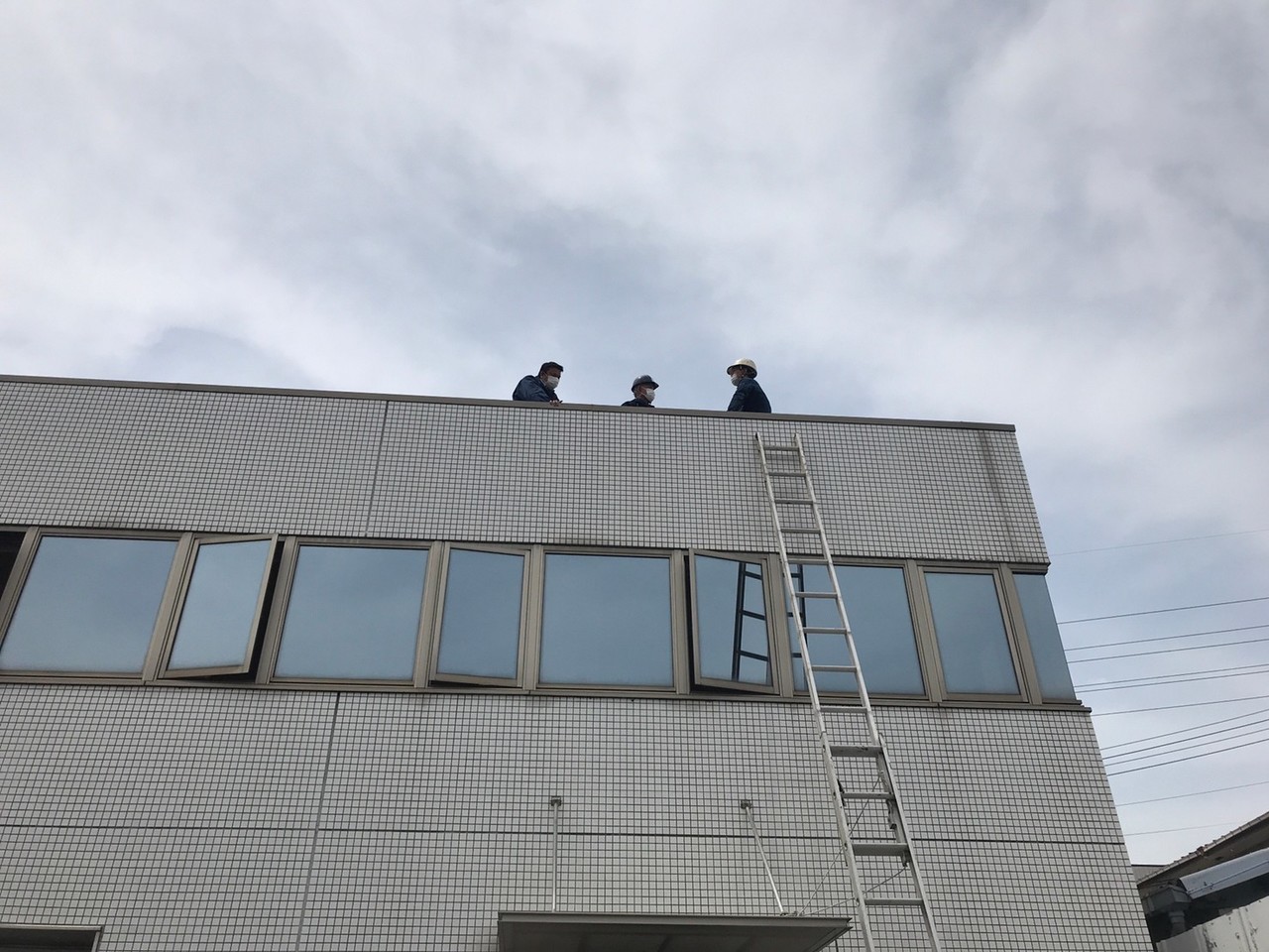 北九州市のビル屋上で雨漏り診断・防水調査を行う一級防水技能士（匠エージェント）