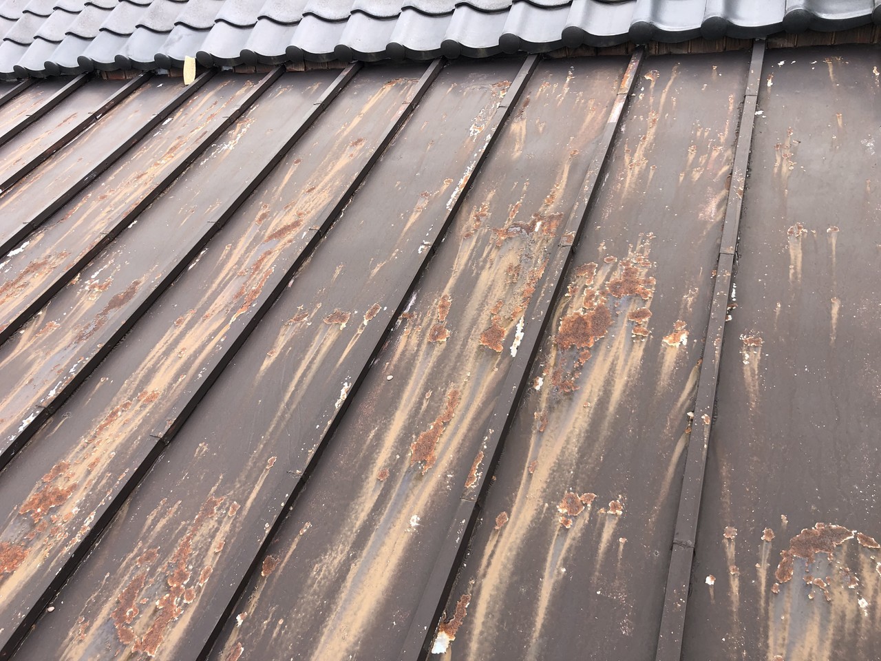 北九州市の屋根塗装サイン：サビが発生した棟板金（鉄部）。雨漏り予防のための防錆処理が必要な状態。