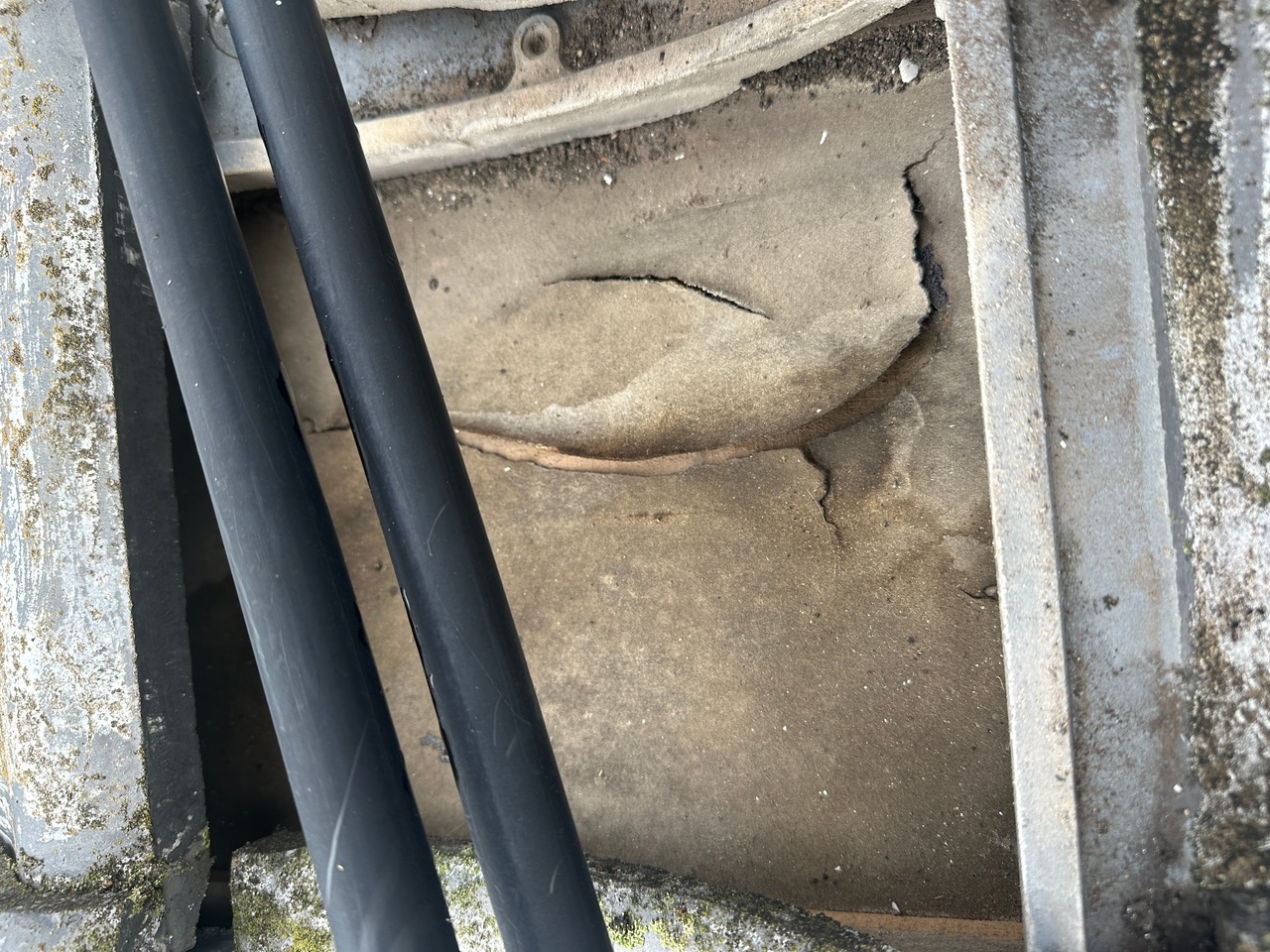 屋根の瓦を外した下の防水シートの劣化による雨漏りの例