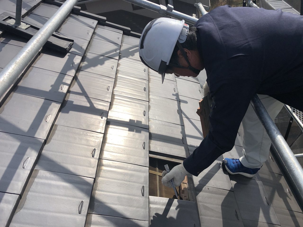 北九州の屋根点検。一級かわらぶき技能士と連携した目視調査の様子。