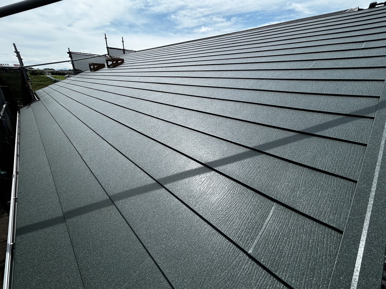 北九州市の屋根カバー工法施工後｜軽量屋根材で仕上げた住宅