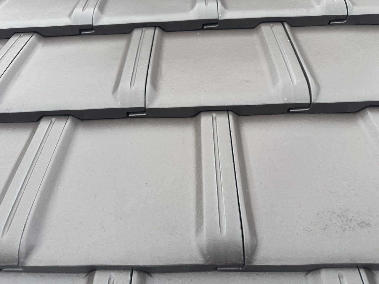 北九州市の現代的な平板瓦（F形瓦）への葺き替え。最新の防災機能でズレ・飛散を防止し、住宅を軽量化して耐震性を向上。