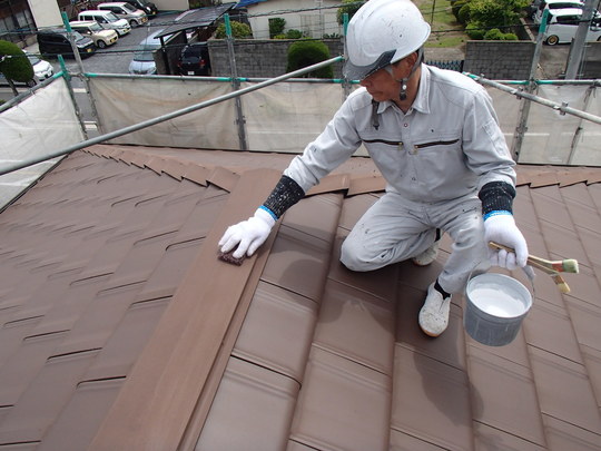 屋根塗装の剥がれを防ぐ丁寧な下地処理。北九州の過酷な環境に耐える塗装工程
