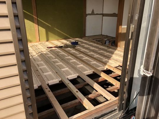 北九州市の住宅和室リフォーム前。長年親しまれた畳と欄間（らんま）のある伝統的な和室。