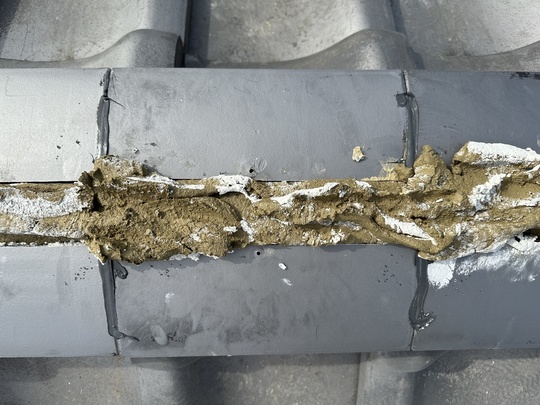 北九州の瓦修理：棟の土台に粘土を敷き詰め、のし瓦を一段ずつ精密に積み上げる伝統工法の様子