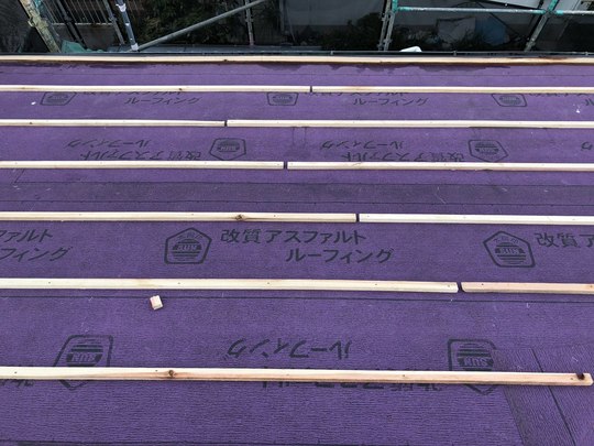 屋根葺き替えの肝となる下地補修。最新の防水シート（アスファルトルーフィング）を全面刷新し30年の安心を構築。