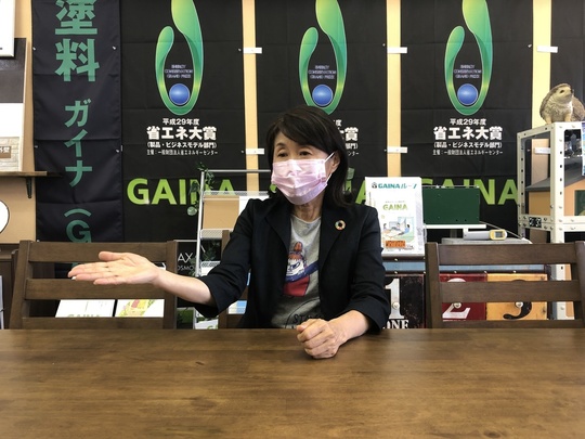 匠エージェントの店舗で屋根塗装の相談を行う様子。ガイナ塗料や断熱の仕組みを分かりやすく解説。