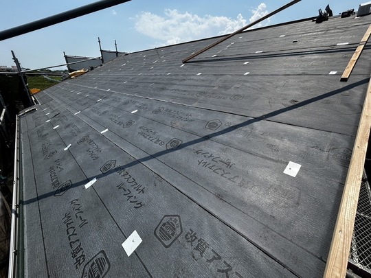 屋根カバー工法の施工途中 防水シート施工状況