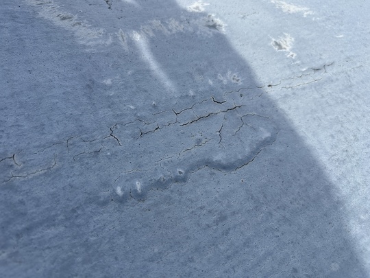 ベランダの防水層の劣化による雨漏りの例