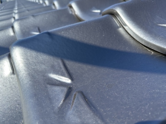 北九州市の伝統的な和瓦（J形瓦）の葺き替え事例。一級技能士が防災瓦を用いて、重厚感と耐震性を両立させた施工。