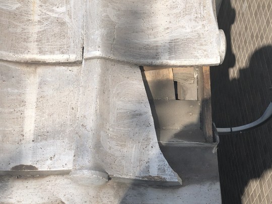 台風や経年劣化で割れた瓦の放置写真｜下地（ルーフィング）の腐食を防ぐ補修