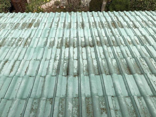 北九州市の屋根瓦葺き替え工事・施工前。ひび割れやズレによる雨漏りリスクを