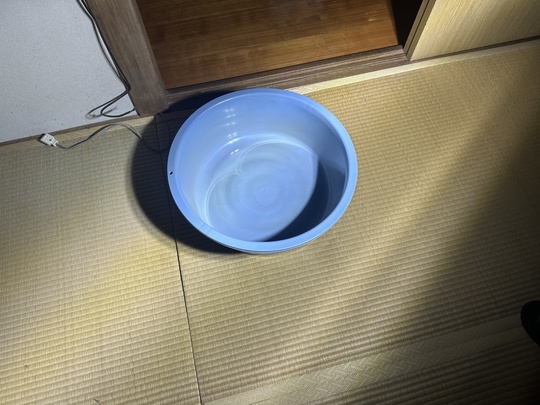 室内での雨漏り被害の様子。北九州の雨漏り再発調査。