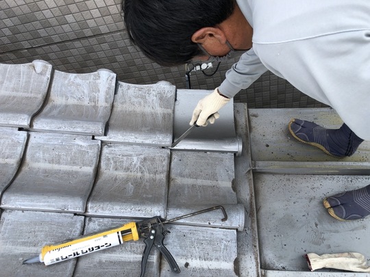 瓦差し替え補修：北九州の住宅で割れた瓦を新しく交換した様子