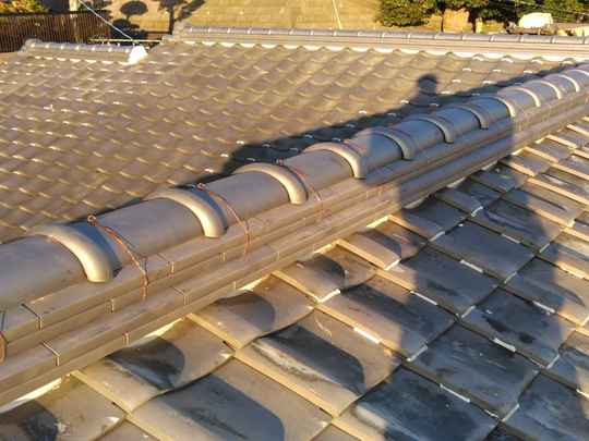 北九州の屋根修理実績：一級かわらぶき技能士が真っ直ぐに積み直した瓦屋根の棟