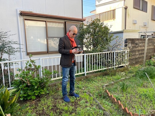 北九州の屋根を診断する外装リフォーム検査士・中村。屋根材の痛みに合わせた最適な材料選び