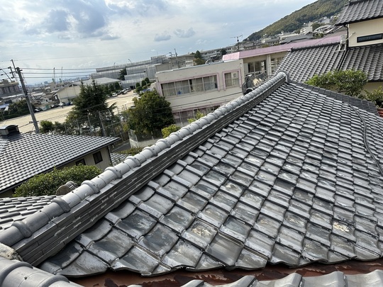 北九州市の瓦屋根修理｜歪んで蛇行した棟瓦の劣化症状と一級かわらぶき技能士による積み直し診断