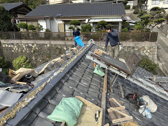 北九州の瓦修理：棟の強度を決める「のし瓦」を丁寧に積み上げる一級かわらぶき技能士の作業風景