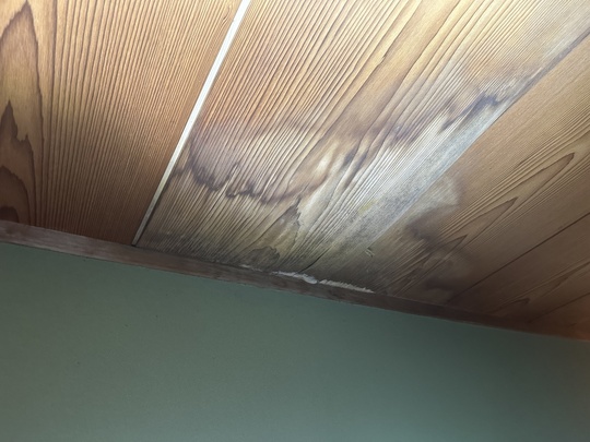 北九州市小倉北区の雨漏り修理事例。天井にできた雨染みの様子。