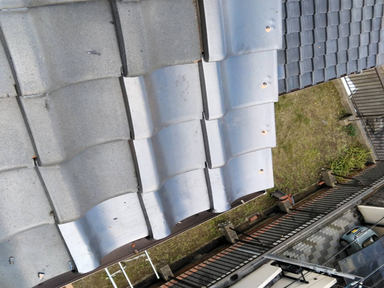 屋根瓦のズレ補修：ステンレス釘で強固に再固定された瓦の列