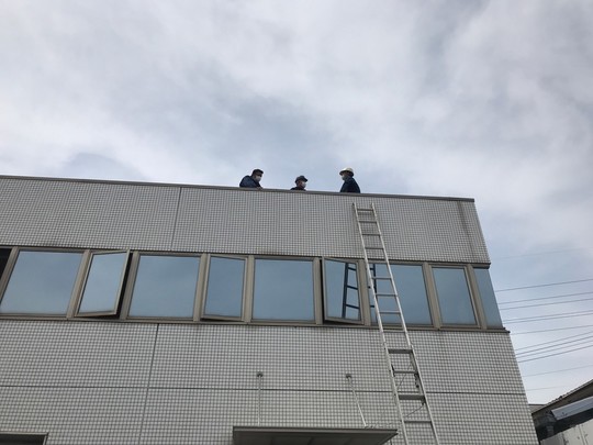 北九州市のビル屋上で雨漏り診断・防水調査を行う一級防水技能士（匠エージェント）