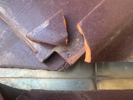 北九州市で多く見られる屋根瓦の割れによる劣化事例