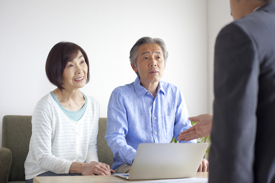 匠エージェントの店舗で屋根塗装の相談を行う様子。ガイナ塗料や断熱の仕組みを分かりやすく解説。