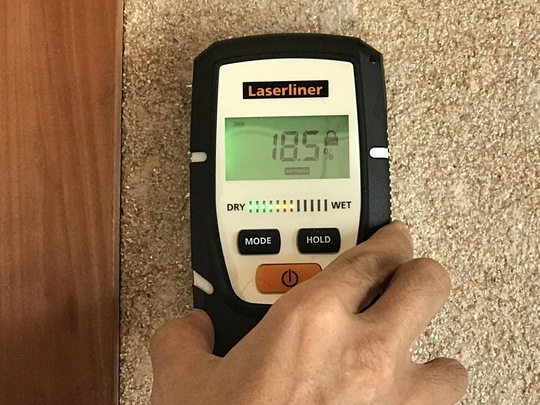 屋根雨漏り調査の水分調査の様子