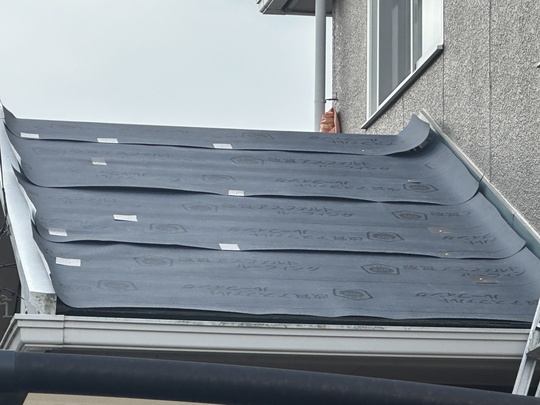 屋根カバー工法の施工途中 防水シート（ルーフィング）施工状況