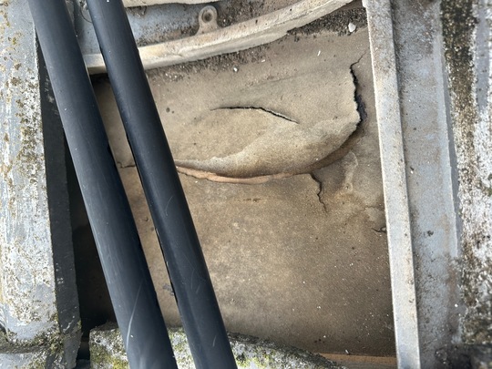 屋根の瓦を外した下の防水シートの劣化による雨漏りの例