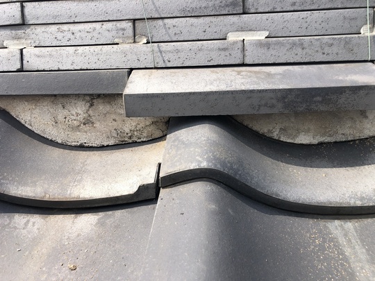 北九州市の住宅で確認された本棟ののし瓦のズレ