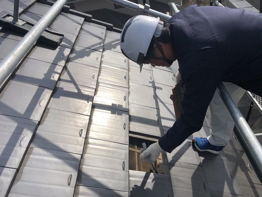 北九州の屋根点検。一級かわらぶき技能士と連携した目視調査の様子。